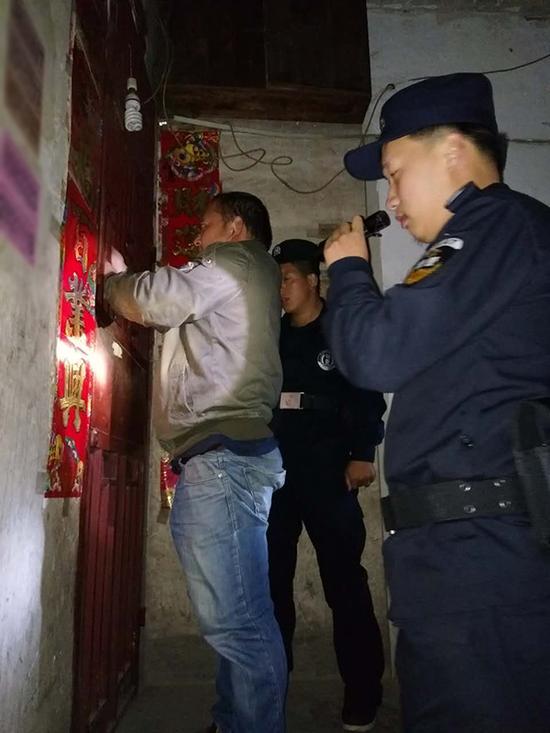 独山县粗心妈妈误将幼女锁家中 民警全城寻开锁师傅开门